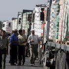 Camiones con alimentos en la frontera de Israel con la Franja de Gaza en una imagen de archivo. EFE/Ali Ali