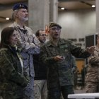 El rey Felipe VI acompañado de la ministra de Defensa, Margarita Robles, en su recorrido por la base logística principal del Ejército de Tierra instalada en Feria Valencia. EFE/Manuel Bruque