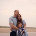 Los príncipes de Gales y su hija Charlotte posan en Holkham Bay, en la costa de Norfolk, al este de Inglaterra.