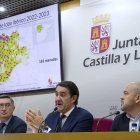 El consejero de Medio Ambiente, Vivienda y Ordenación del Territorio de la Junta de Castilla y León, Juan Carlos Suárez-Quiñones (c), presenta los datos del censo del lobo, este martes en Valladolid. EFE/Nacho Gallego