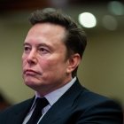 Elon Musk escucha al presidente electo de EE.UU., Donald Trump, durante una reunión con los republicanos de la Cámara de Representantes en el Hotel Hyatt Regency, en Washington (EE.UU.). EFE/EPA/Allison Robert / POOL