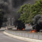 Una fotografía de archivo de unos neumáticos ardiendo en una protesta tras el golpe de Estado de 2021 en Birmania (Myanmar). EFE/EPA/STRINGER ATTENTION: This Image is part of a PHOTO SET[ATTENTION: This Image is part of a PHOTO SET]