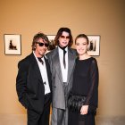 El diseñador de moda Pierpaolo Piccioli, la supermodelo Linda Evangelista  y la presidenta de la Fundación MOP, Marta Ortega. Foto de Saskia Lawaks. Imagen cedida por la Fundación MOP. SOLO USO EDITORIAL