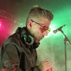 la Policía Nacional de Gijón ha detenido al presunto responsable de la trágica muerte del reconocido Dj Eloy Malnero, sucedida durante la noche de Halloween. Según la información proporcionada por la Comisaría gijonesa a Europa Press, la investigación en torno al suceso aún se encuentra en desarrollo y, una vez concluidas las diligencias policiales, el detenido será puesto a disposición judicial.

El fatal suceso tuvo lugar en la calle Corrida en la madrugada del día de Halloween. De acuerdo a los hechos, la víctima fue presuntamente empujada contra una cristalera, resultando en heridas de tal gravedad que causaron su fallecimiento en el hospital más cercano.

Perfil del DJ Eloy Malnero
Eloy Malnero era un disc-jockey muy querido en Gijón y toda Asturias, reconocido por su energética combinación de géneros en los sets que armaba para los eventos. Su repentina e inesperada muerte ha dejado un vacío en la comunidad de la música electrónica.

Detalle de sucesos
Según las declaraciones obtenidas por los testigos presentes en la calle Corrida durante la noche del incidente, se produjo una pelea que escaló rápidamente y resultó en esta trágica pérdida. Las investigaciones continúan y se espera que más detalles se vayan revelando a lo largo del proceso

Repercusiones
Las repercusiones de este trágico evento han traspasado las fronteras de la música local, sumiendo en estupor y dolor a la industria musical regional. La comunidad de fans del Dj ha expresado su dolor y solidaridad con la familia de Malnero.

Investigación en marcha
La policía continúa con la investigación de los detallados acontecimientos que resultaron en la muerte del DJ Eloy Malnero. Hasta el momento, el detenido permanece en custodia mientras se recopilan más pruebas para corroborar su implicación en los hechos.