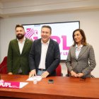 El portavoz de UPL en las Cortes de Castilla y León, Luis Mariano Santos (c), junto a la procuradora, Alicia Gallego, y al procurador berciano, José Ramón García.