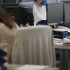 Trabajadores en una oficina.