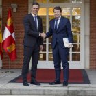 El presidente del Gobierno, Pedro Sánchez, recibe al presidente de la Junta de Castilla y León Alfonso Fernández Mañueco.