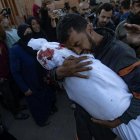 Un padre llora con el cuerpo de su hijo en brazos, muerto en un ataque aéreo israelí, en el Hospital Nasser de Jan Yunis, en el sur de la Franja de Gaza, el 23 de noviembre de 2024. EFE/EPA/HAITHAM IMAD