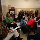 Raquel Peláez, de verde, junto a Marta del Riego en la librería El Libro Imposible.