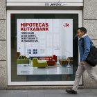 Imagen de archivo del un cartel de un banco en el que se anuncia prestamos para vivienda vinculados al euríbor. EFE/Luis Tejido