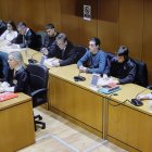 Foto tomada a la pantalla de circuito cerrado de la Audiencia Provincial de A Coruña de los cinco acusados por el asesinato del joven brasileño Samuel Luiz, Catherine Silva (i), Alejandro Freire "Yumba" (2i), Diego Montaña (c), Kaio Amaral (2d) y Alejandro Míguez (d), acompañados por sus abogados, durante la lectura del veredicto celebrada este domingo en la Audiencia Provincial de A Coruña. EFE/Cabalar