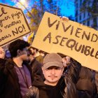 Imagen de archivo de la manifestación para exigir una bajada de los alquileres y en defensa del derecho a la vivienda, bajo el lema 'S'ha acabat' (Se ha terminado), que cuenta con el apoyo de más de 4.000 organizaciones, en Barcelona.- EFE/ Enric Fontcuberta