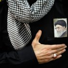 Un devoto iraní lleva un retrato del líder supremo iraní, ayatolá Alí Jamenei, en el pecho en una foto de archivo. EFE/ Abedin Taherkenareh
