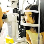 Proceso de revisión de los ojos.