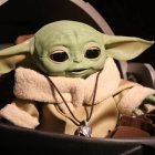 Una figura de Baby Yoda, uno de los fenómenos de Star Wars.