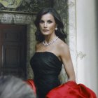 La reina Letizia, con una creación negra y fucsia de Balenciaga y retratada por la fotógrafa Annie Leibovitz, durante la presentación de los retratos de sus majestades este martes en la sala del Consejo del Banco de España de Madrid. EFE/ Blanca Millez