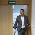 El secretario general del PSOE-M, Juan Lobato, comparece este martes ante los medios en la Asamblea de Madrid tras el cuestionamiento a su actuación de certificar ante notario unos mensajes de WhatsApp con la directora del gabinete del ahora ministro Oscar López. EFE/ Sergio Perez