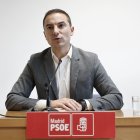El secretario general del PSOE-M, Juan Lobato, durante su comparecencia este martes ante los medios en la Asamblea de Madrid. EFE/ Sergio Perez