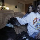 Amanda, Carol, Miguel y su perro en su casa de Azadinos.