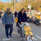 Subsidios, tratamientos de fertilidad gratuitos y hasta llamadas telefónicas para animar a las jóvenes a concebir son algunas de las estrategias que China ha desplegado para tratar de contrarrestar el declive poblacional, un fenómeno que amenaza su crecimiento económico. El país, que en 2023 cedió a la India el título de nación más poblada del mundo, según la ONU, permite desde 2021 tener un tercer hijo, pero la tasa de fertilidad sigue cayendo y, según analistas locales, se sitúa en torno a 1,0 hijos por mujer, colocando a China solo por encima de Corea del Sur en este indicador. EFE/Lorena Cantó
