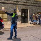 Un agente policial en las inmediaciones del lugar en el que se ha producido el asesinato de un niño de dos años presuntamente a manos del hombre que es la pareja de la madre, que ya ha sido detenido.