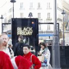 Un anuncio de ofertas y descuentos en Madrid con motivo del 'Black Friday', que se celebra este viernes y que marca en España el arranque de la temporada más intensa para el comercio minorista, que incluye las fiestas navideñas y las posteriores rebajas, un periodo en el que el sector espera impulsar sus ventas, estancadas en lo que va de año. EFE/ Blanca Míllez