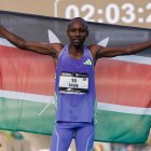 El atleta keniano Sabastian Sawe celebra su victoria en la cuadragésima cuarta edición de la Maratón Valencia Trinidad Alfonso celebrada este domingo. EFE/ Kai Forsterling