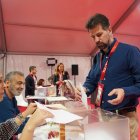 El secretario regional socialista Luis Tudanca realiza la votación en el 41 Congreso Federal del PSOE
