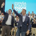 El presidente del PP, Alberto Núñez Feijóo, junto al presidente del PP en Castilla y León, Alfonso Fernández Mañueco (i), clausuran la reunión Intermunicipal que ha acogido Valladolid, con la presencia de cientos de alcaldes, presidentes de Diputación y otros cargos populares.