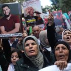 Cientos de personas participan en una protesta en la ciudad de Ramala, en la Cisjordania ocupada, por la muerte de dos palestinos en prisiones israelíes. EFE/Alejandro Ernesto