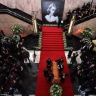 Familiares y amigos participan en el homenaje de la actriz mexicana Silvia Pinal, este sábado en el Palacio de Bellas Artes en Ciudad de México (México).
