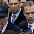 Fotografía de archivo del presidente de Estados Unidos, Joe Biden (izq.) y su hijo Hunter Biden (der.) asisten a la Marcha de los Huevos de Pascua de 2024 en el Jardín Sur de la Casa Blanca en Washington, DC, EE. UU., el 1 de abril de 2024.EFE/EPA/Michael Reynolds / POOL