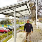 El concejal Carlos Fernández en una de las marquesinas de la avenida del Castillo.