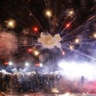 Simpatizantes de la oposición georgiana lanzan fuegos artificiales contra la policía durante una protesta frente al edificio del Parlamento en Tiflis (Georgia) el 3 de diciembre de 2024. EFE/EPA/DAVID MDZINARISHVILI