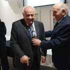 Darío Zapico recibió un candil de manos de Manuel Lamelas Viloria.