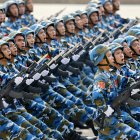 Fotografía de archivo de un grupo de soldados vietnamitas durante un marcha militar. 
                      EPA/MINH HOANG