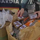 La Guardia Civil se ha incautado de un total de 14 paquetes de arpillera con cerca de una tonelada de hachís tras impedir una descarga de droga en la franja de costa ubicada entre Punta Entinas y Los Percheles, en el municipio almeriense de El Ejido. EFE/Guardia Civil / SOLO USO EDITORIAL/SOLO DISPONIBLE PARA ILUSTRAR LA NOTICIA QUE ACOMPAÑA (CRÉDITO OBLIGATORIO)