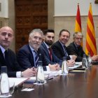 GRAFCAT1688. BARCELONA (ESPAÑA), 05/12/2024.- El ministro de Interior, Fernando Grande-Marlaska (2i), y el delegado del Gobierno en Cataluña, Carlos Prieto (i) durante la reunión de la Junta de Seguridad de Cataluña,  la primera que se celebra desde la que en noviembre de 2021 acordó elevar el techo de la plantilla de los Mossos d'Esquadra hasta los 22.006 efectivos.EFE/ Enric Fontcuberta