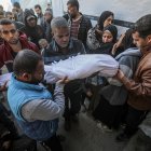 Un padre palestino lleva en brazos el cuerpo de su hijo de 14 años muerto en un ataque israelí en Deir Al Balah. EFE/EPA/MOHAMMED SABER