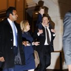 El empresario Elon Musk (C-D), su hijo X vÜ A-Xii (arriba), la representante Kat Cammack (R-FL) y Vivek Ramaswamy (I) se retiran de una reunión del caucus de DOGE celebrada en el Capitolio de EE. UU. en Washington, DC, EE. UU., el 05 de diciembre de 2024.
EFE/EPA/AARON SCHWARTZ