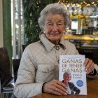 Conchita de Fuentes, una madrileña de 91 años que tiene más de 130 mil seguidores en Instagram, donde anima a los más mayores a levantarse del sofá y vivir y que, además, acaba de escribir el libro Ganas de tener ganas, posa en una foto para EFE en Granada, donde reside actualmente. EFE/ María Alonso