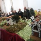 El alcalde acudió a la apertura del Belén de Félix Rodríguez en la iglesia de San Andrés