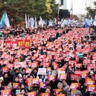 Los manifestantes sostienen pancartas que piden la destitución del presidente Yoon Suk-yeol frente a la Asamblea Nacional en Seúl, el 7 de diciembre de 2024. EFE/EPA/HAN MYUNG-GU