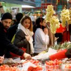 Imagen de archivo de un puesto de fruta del Mercado Central de Valencia. EFE/Kai Försterling