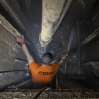 Un trabajador realiza labores de dragado en el hueco de un ascensor averiado por la inundación en Paiporta. Muchos de los ascensores de la zona afectada por la dana siguen sin funcionar cinco semanas después de la gran riada, una situación que provoca que miles de personas con movilidad reducida sigan aisladas en sus propios domicilios. EFE/Biel Aliño
