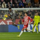 El centrocampista del Real Madrid Aurélien Tchouaméni (i) disputa un balón ante el delantero del Girona Bojan Miovski, durante el partido de la jornada 19 de LaLiga que Girona FC y Real Madrid disputan este sábado en el estadio Montilivi, en Girona. EFE/Alejandro García