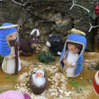 Imagen de algunos de los adornos navideños de la localidad onubense de Castaño del Robledo, donde presumen de que su decoración es artesana y de cero emisiones, porque está fabricada con ganchillo, material con el que incluso se ha realizado el belén situado en el altar de su iglesia, que se ha convertido en todo un recurso turístico en este rincón serrano. EFE/Fermín Cabanillas