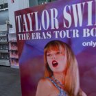 Una mujer sostiene una copia del libro 'The Eras Tour Book' de la cantante estadoundiense Taylor Swift, en Nueva York el 29/11/2024. EFE/ Ángel Colmenares