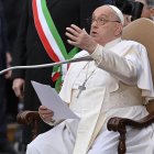 Roma .- El papa Francisco lee la oración de la celebración de la Inmaculada Concepción cerca de la estatua de la Santísima Virgen María, en la parte superior de la Columna de la Inmaculada Concepción, en la Plaza de España en Roma. EFE/EPA/RICCARDO ANTIMIANI