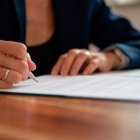Una mujer rellena un formulario de testamento vital.